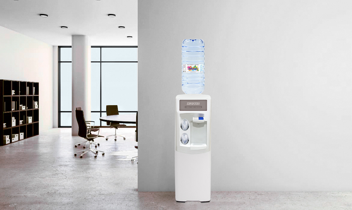 Erogatore d'acqua a boccione DrinkService in un ufficio luminoso con sala riunioni